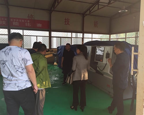 和靈石縣第一職業高中校領導在?？疾? /></div>
		<h2 id=