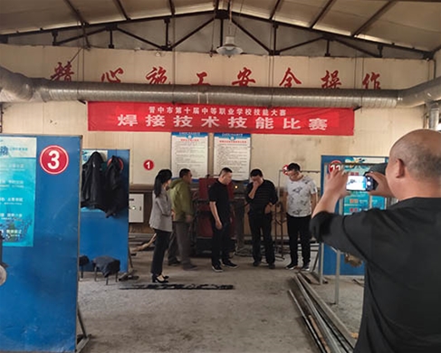 和靈石縣第一職業高中校領導在?？疾? /></div>
		<h2 id=